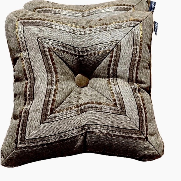 J. Queen New York Bradshaw 18" X 18"  Button Tufted Throw Pillow Woven Jacquard - Picture 1 of 6